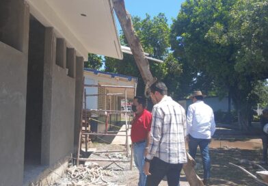El Director de ISIFE, el Arq. Hugo Echave Meneses realiza recorrido de supervisión de obras de mantenimiento en baños y electrificación en escuelas Justo Sierra en los Mezcales y Emiliano Zapara en Tepuche.