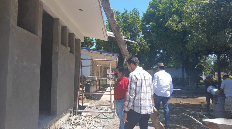 El Director de ISIFE, el Arq. Hugo Echave Meneses realiza recorrido de supervisión de obras de mantenimiento en baños y electrificación en escuelas Justo Sierra en los Mezcales y Emiliano Zapara en Tepuche.