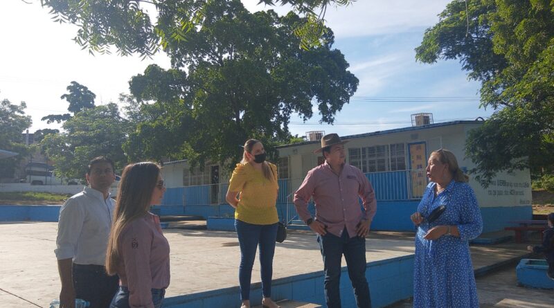 REALIZA EL DIRECTOR DE ISIFE SUPERVISIÓN DE OBRAS ELECTRICAS EN INSTITUCIONES EDUCATIVAS DE CULIACAN.